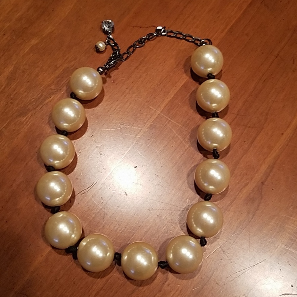 Stunning faux pearl choker necklace